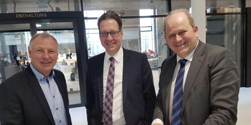 v.l.: SG-Bürgermeisterkandidat Burkhard Dörrier, FDP-Landeschef Dr. Stefan Birkner und Hermann Grupe